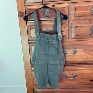 Chaser Women’s Green Overall Shorts Size Medium NWOT